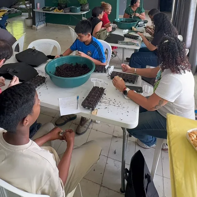Taller bajo techo: participantes preparando semilleros