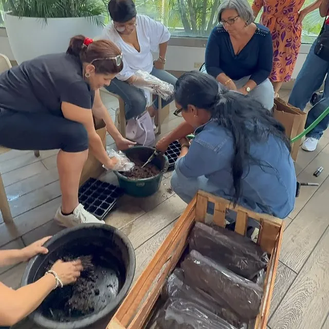 Taller en Santa María Plaza: grupo preparando bolsas de cultivo