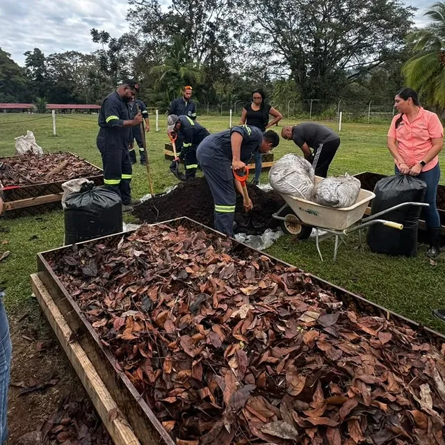 Montaje del huerto en Petro Terminal: equipo llenando los bancales