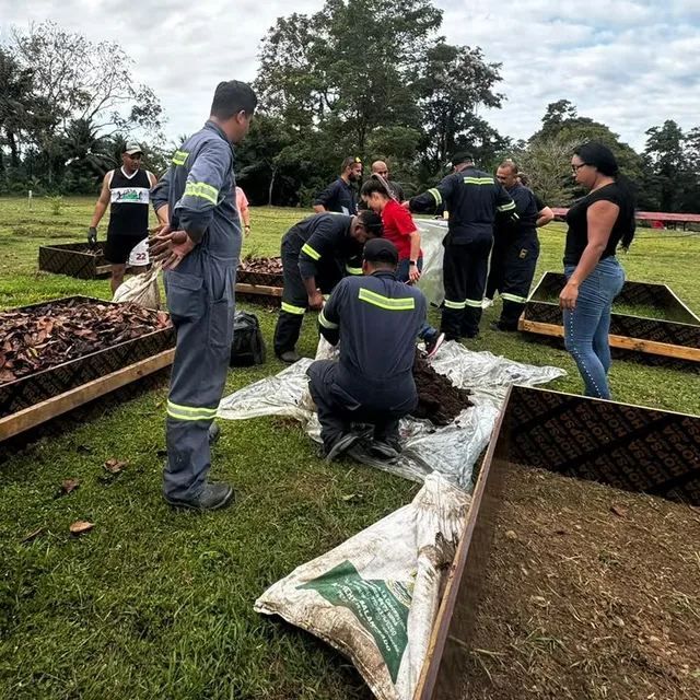 Equipo de Petro Terminal preparando los bancales en su taller